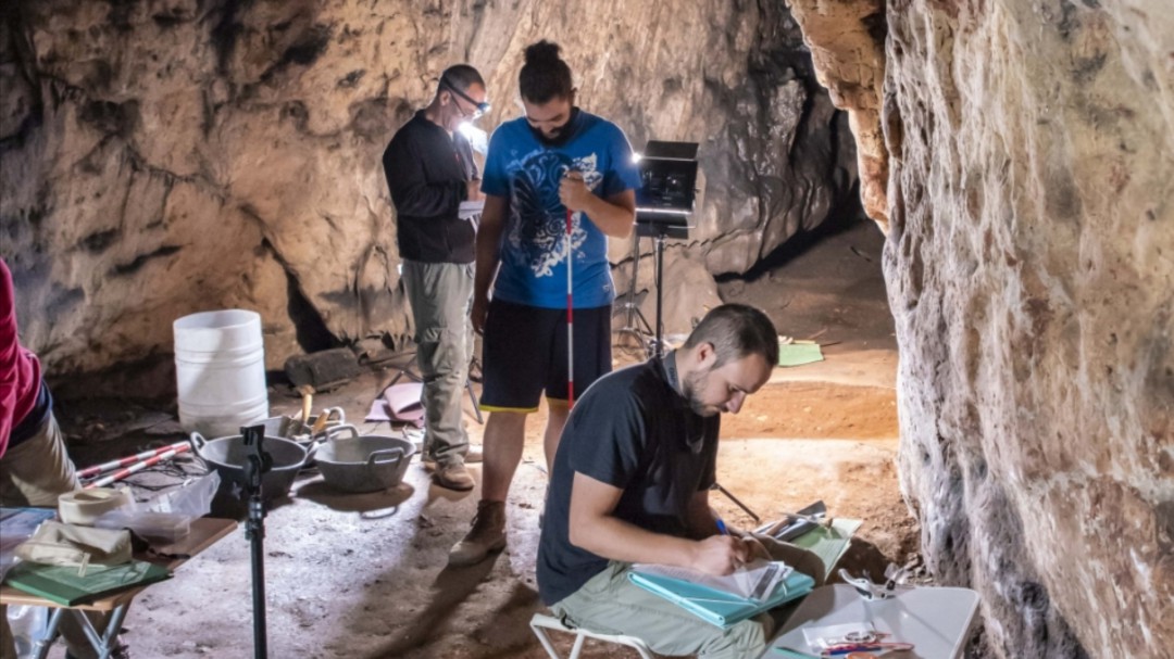 Encontrados restos óseos y nuevas pinturas rupestres en La Cueva de los Casares (Guadalajara)