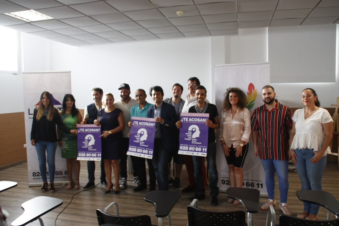 Asistentes a la presentación de "Línea Arcoíris". Asistentes a la presentación de "Línea Arcoíris".