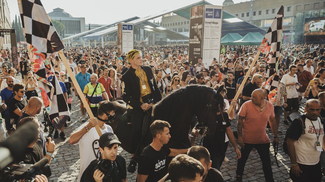 El Ayuntamiento de Barcelona abre expediente al Sónar por el rapero que llegó al escenario a caballo
