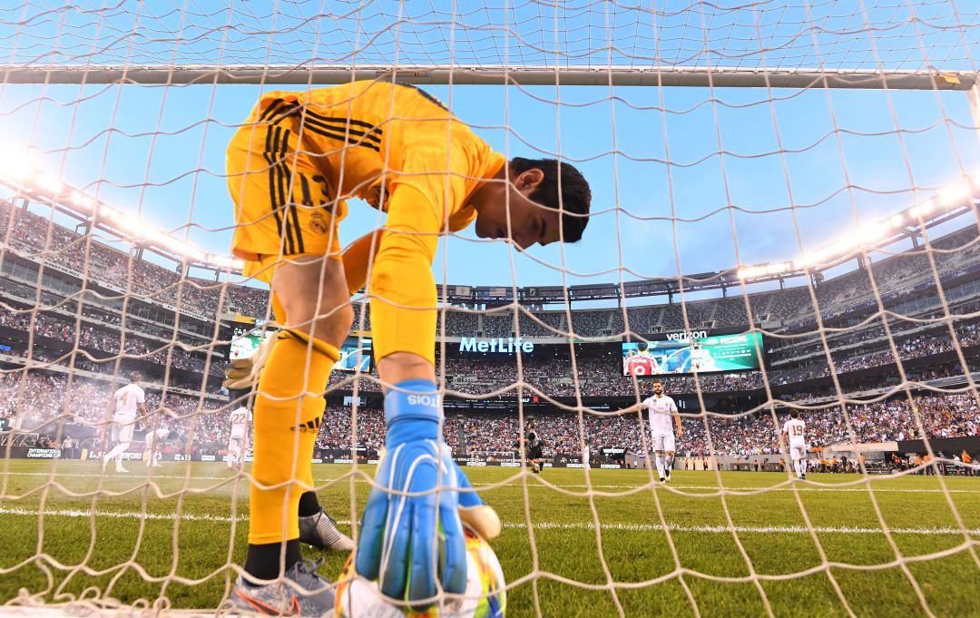 Courtois recoge el balón de la portería Courtois recoge el balón de la portería