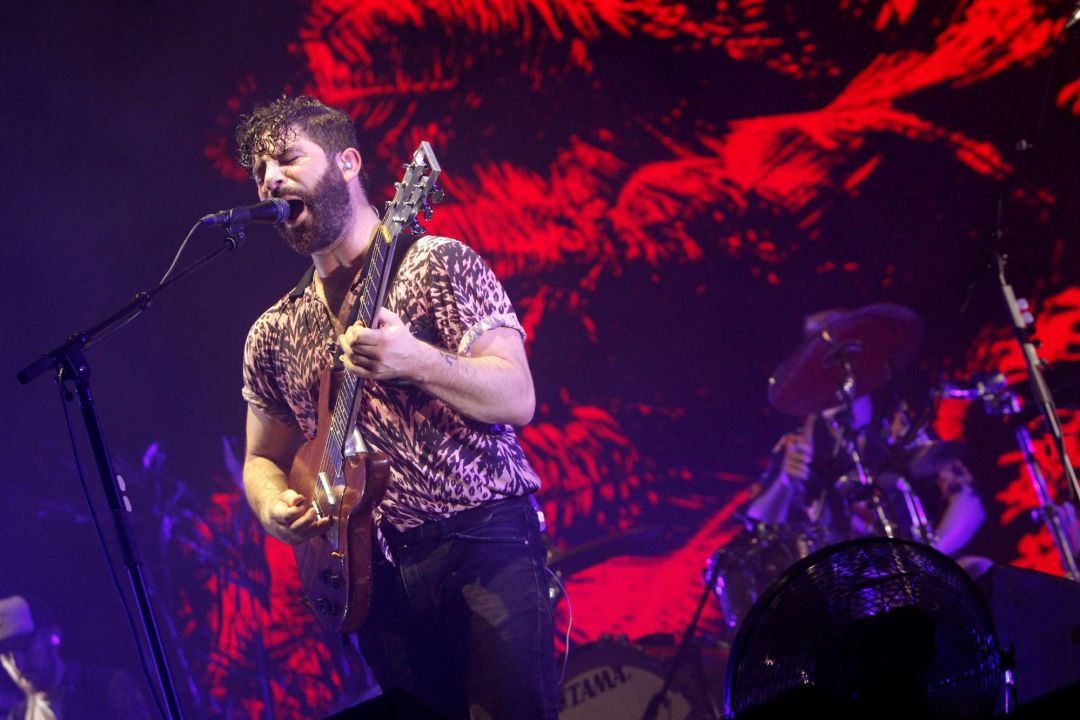 El vocalista y guitarra Yannis Philippakis, de la banda inglesa Foals, durante su actuación el viernes en el Festival LOW 2019 que se celebra en Benidorm. El vocalista y guitarra Yannis Philippakis, de la banda inglesa Foals, durante su actuación el viernes en el Festival LOW 2019 que se celebra en Benidorm.