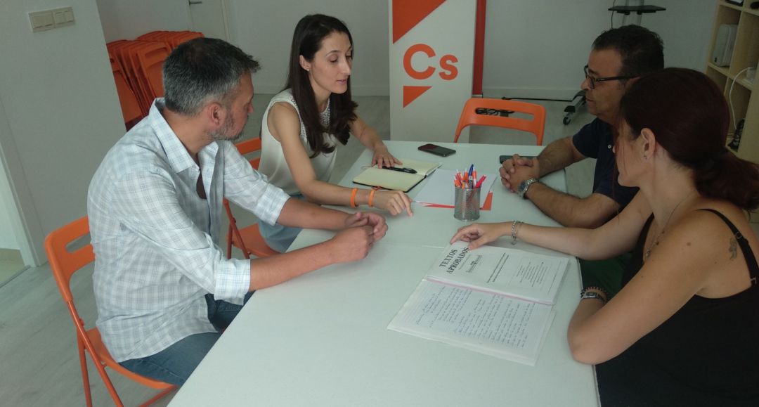 Momento de la reunión entre el sindicato y el partido naranja. Momento de la reunión entre el sindicato y el partido naranja.
