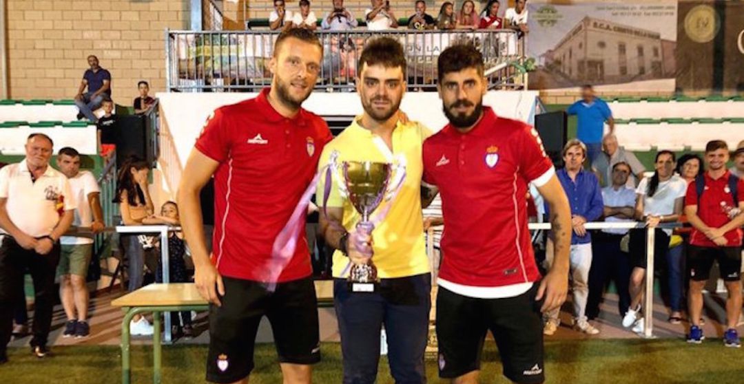 El alcalde de Villargordo, Miguel Manuel García (centro), acompañado de los futbolistas del Real Jaén Ramón (a su derecha) y Juanma Espinosa (a su izquierda). El alcalde de Villargordo, Miguel Manuel García (centro), acompañado de los futbolistas del Real Jaén Ramón (a su derecha) y Juanma Espinosa (a su izquierda).