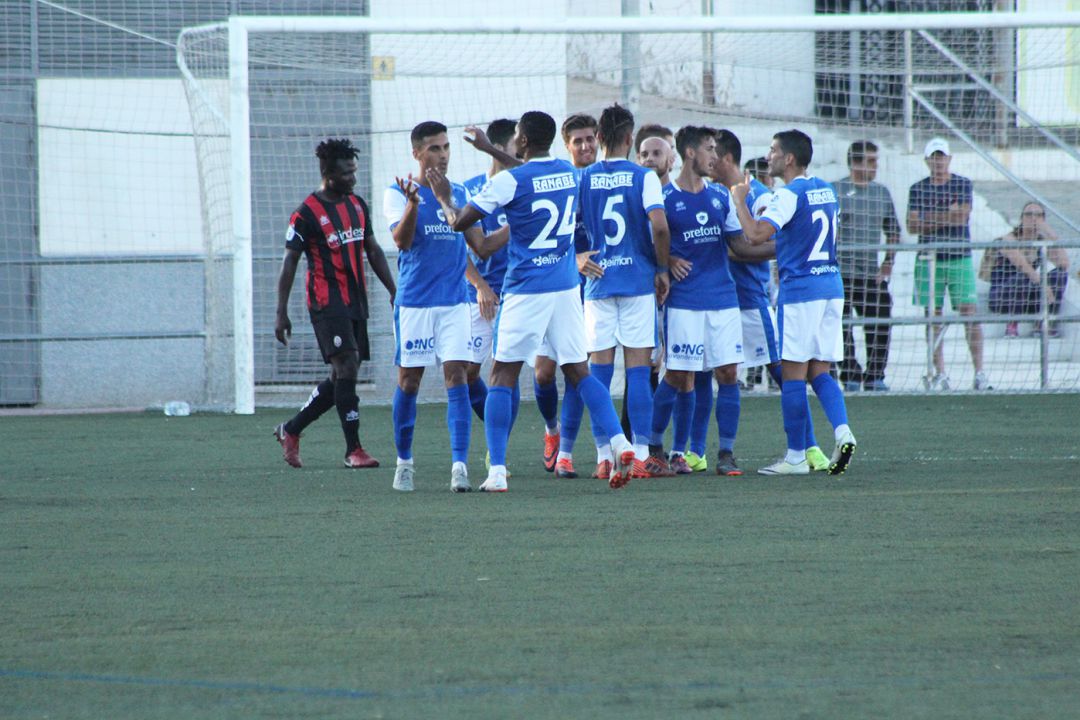 Los jugadores celebran el gol de Javi Casares. Los jugadores celebran el gol de Javi Casares.