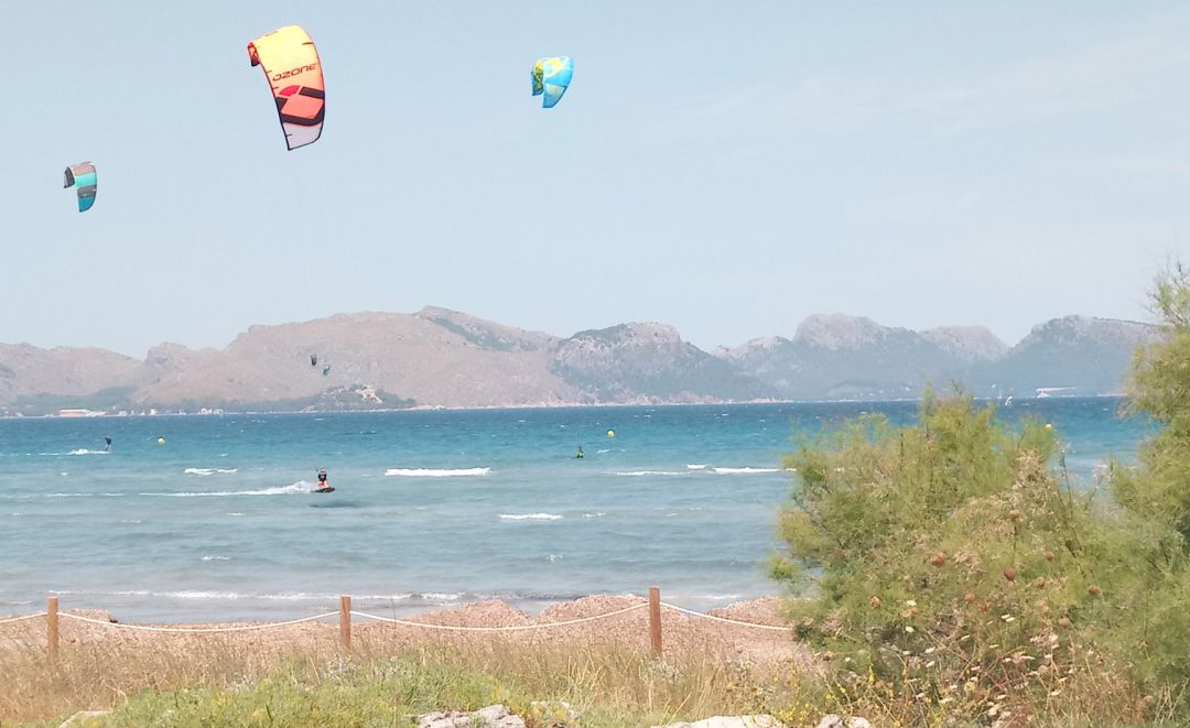 Personas practicando 'kite surf' en una playa de las Islas Personas practicando 'kite surf' en una playa de las Islas