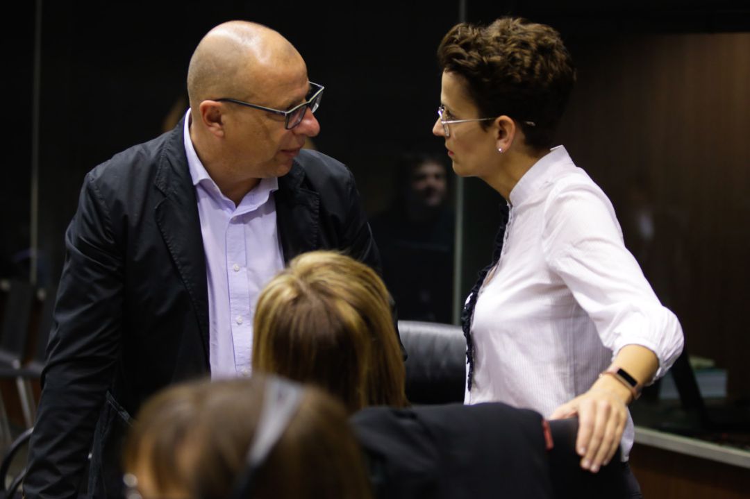 Carlos Gimeno conversa con María Chivite en el Parlamento. Carlos Gimeno conversa con María Chivite en el Parlamento.