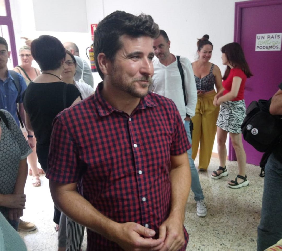 Nacho escartín, momentos antes de explicar el acuerdo programático de Podemos con el PSOE Nacho escartín, momentos antes de explicar el acuerdo programático de Podemos con el PSOE