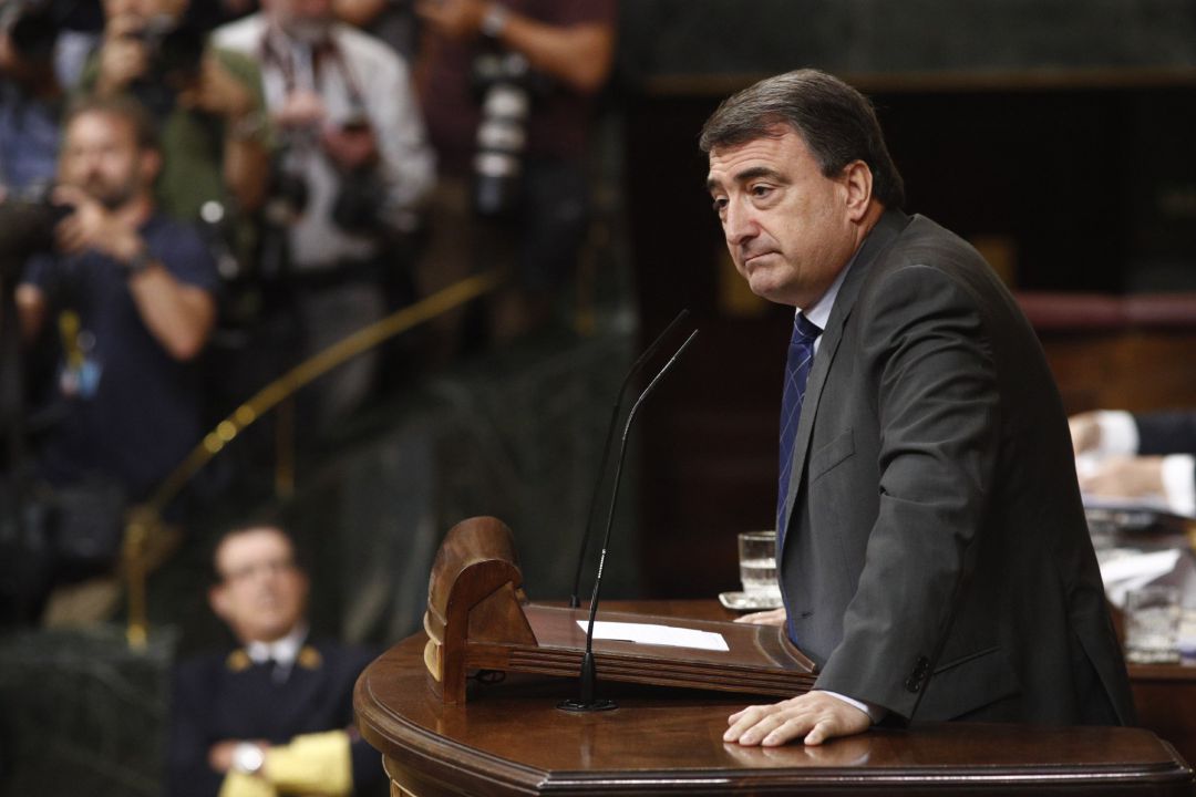 El portavoz del PNV en el Congreso de los Diputados, Aitor Esteban, durante su discurso previo a la segunda votación para la investidura del candidato socialista a la Presidencia del Gobierno. El portavoz del PNV en el Congreso de los Diputados, Aitor Esteban, durante su discurso previo a la segunda votación para la investidura del candidato socialista a la Presidencia del Gobierno.