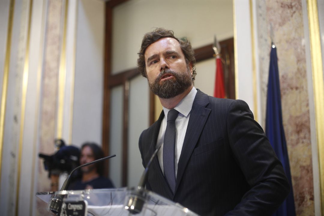 El portavoz de Vox en el Congreso de los Diputados, Iván Espinosa de los Monteros, en rueda de prensa tras la segunda votación para la investidura del candidato socialista a la Presidencia del Gobierno. El portavoz de Vox en el Congreso de los Diputados, Iván Espinosa de los Monteros, en rueda de prensa tras la segunda votación para la investidura del candidato socialista a la Presidencia del Gobierno.