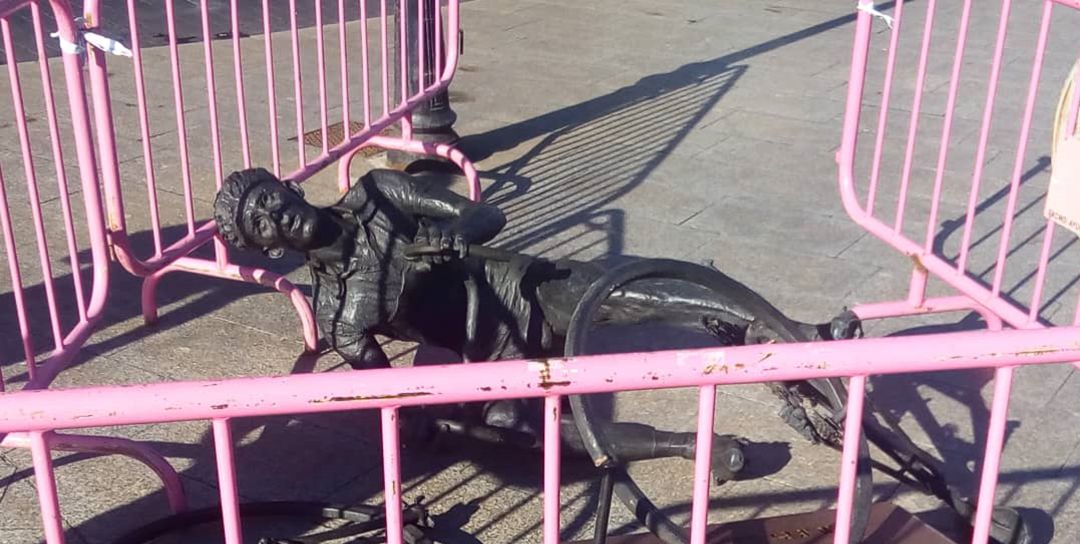 Aparece en el suelo la estatua de Bahamontes en Toledo Aparece en el suelo la estatua de Bahamontes en Toledo