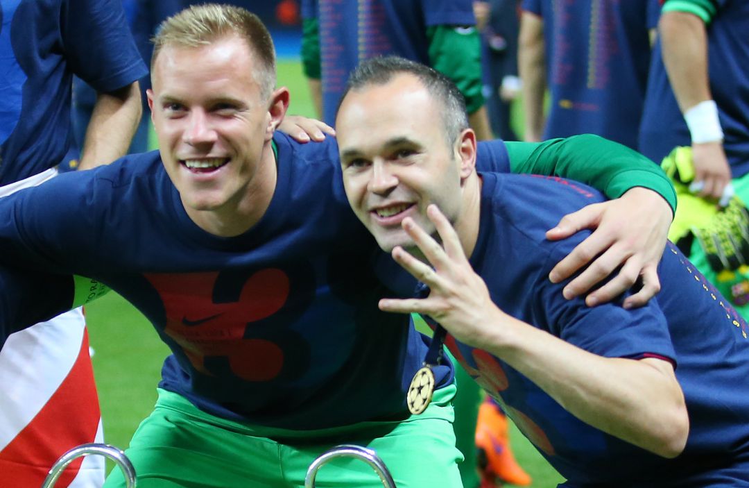 Ter Stegen, junto a Iniesta celebrando una Liga con el FC Barcelona Ter Stegen, junto a Iniesta celebrando una Liga con el FC Barcelona