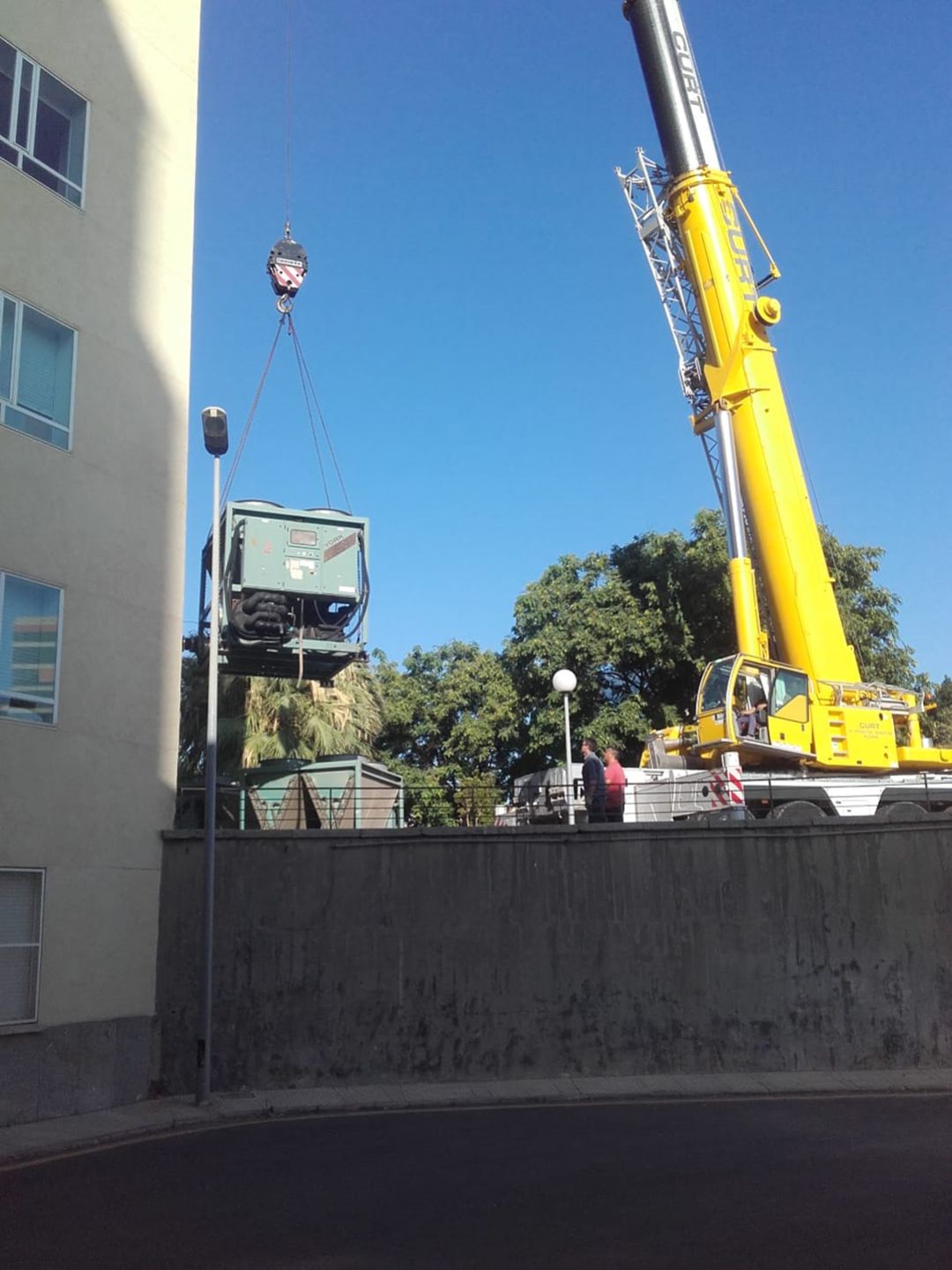 Una grúa traslada una de las enfriadoras que se están colocando en el edificio de Consultas Externas del Hospital General de Alicante, previo a las obras de ampliación. Una grúa traslada una de las enfriadoras que se están colocando en el edificio de Consultas Externas del Hospital General de Alicante, previo a las obras de ampliación.