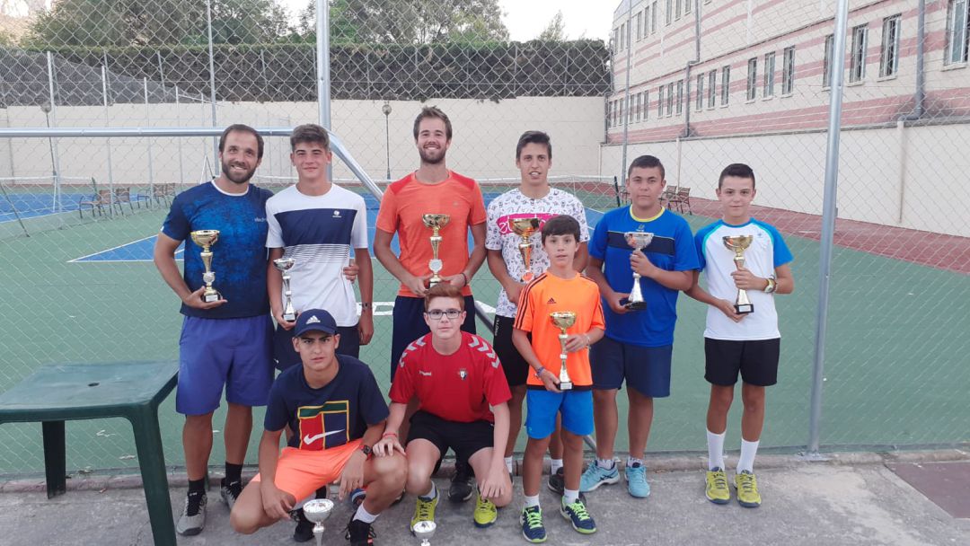Foto de Familia con el cuadro de ganadores Foto de Familia con el cuadro de ganadores