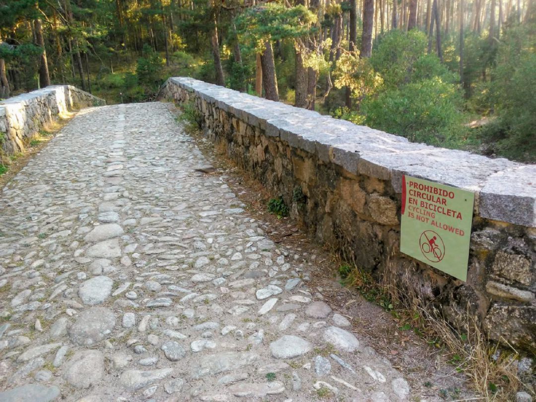 Cartel que prohíbe circular en bicicleta en el entorno de las Pesquerías Reales Cartel que prohíbe circular en bicicleta en el entorno de las Pesquerías Reales