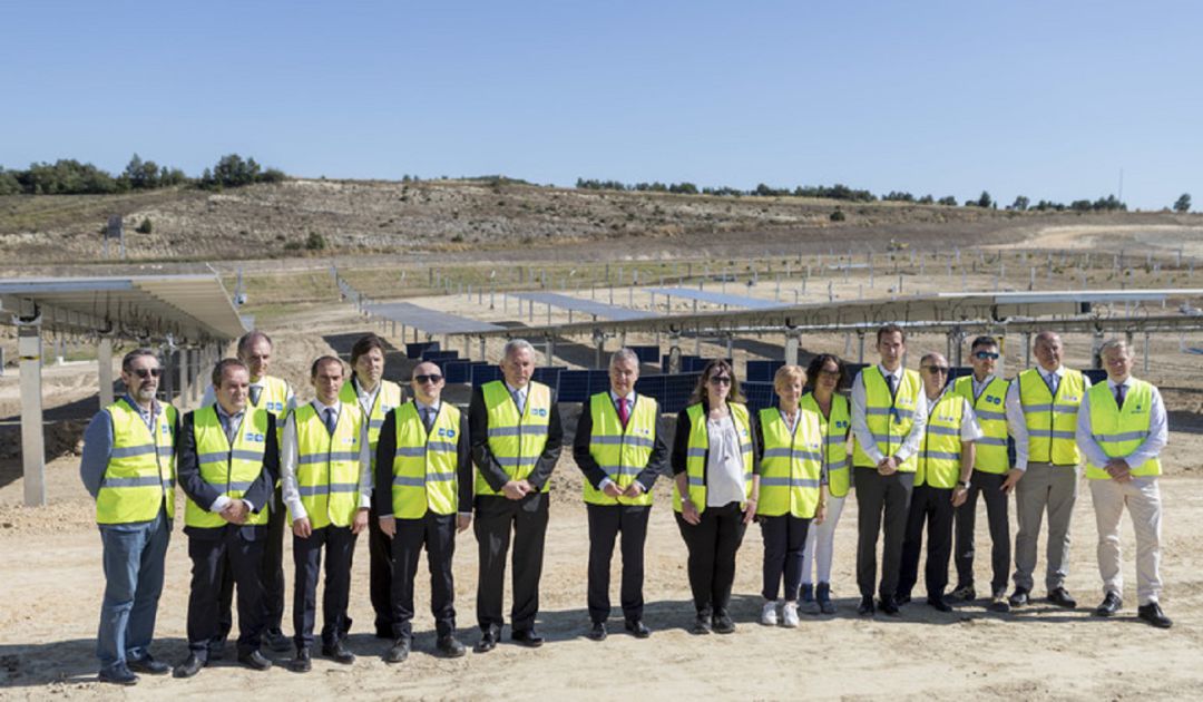 Instaladas las primeras placas solares en Ekian, el mayor parque fotovoltaico de Euskadi Instaladas las primeras placas solares en Ekian, el mayor parque fotovoltaico de Euskadi