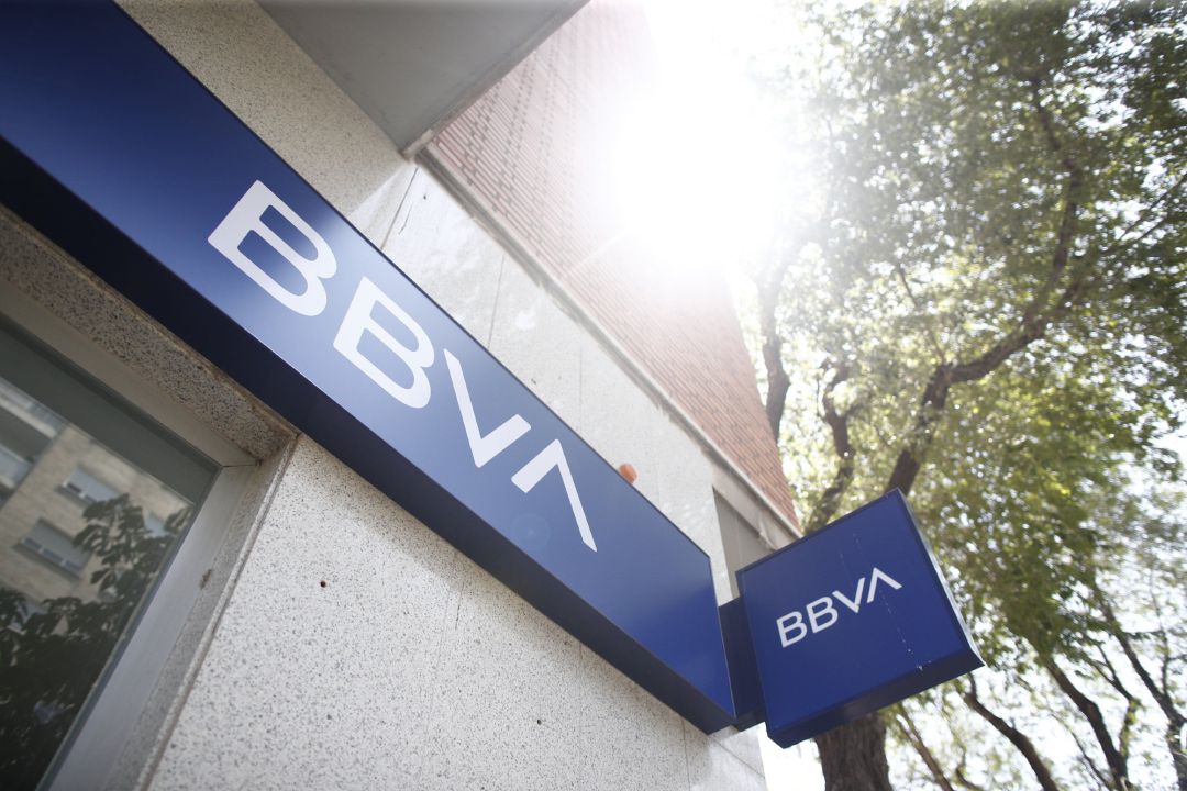 Imagen del nuevo logo del BBVA en una oficina del banco en Madrid. Imagen del nuevo logo del BBVA en una oficina del banco en Madrid.