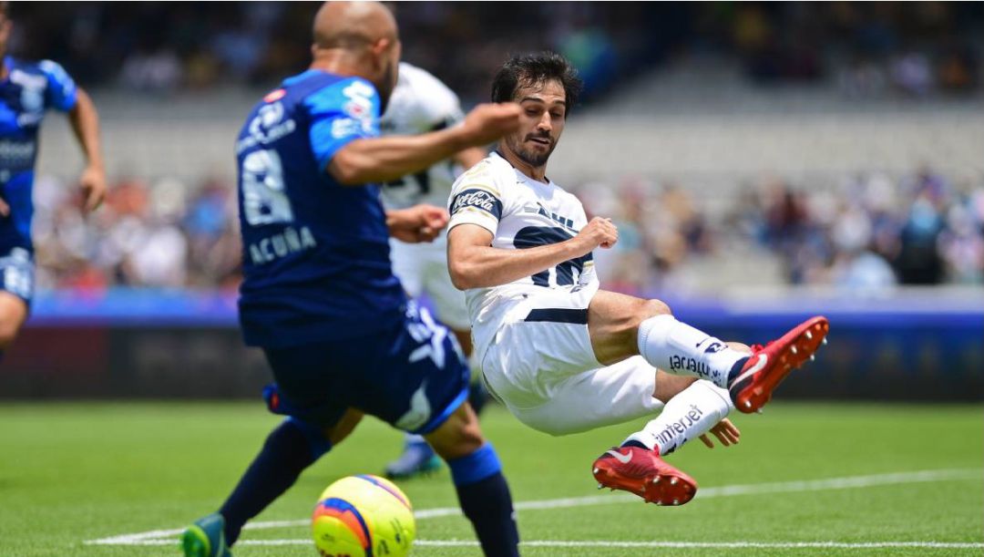 Arribas durante una acción con Pumas Arribas durante una acción con Pumas