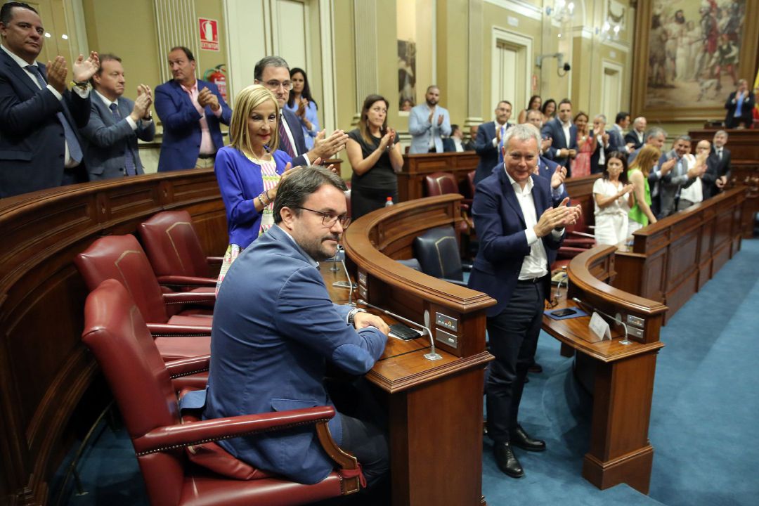 El pleno del Parlamento de Canarias ha elegido este martes al presidente del PP regional, Asier Antona, senador autonómico. El pleno del Parlamento de Canarias ha elegido este martes al presidente del PP regional, Asier Antona, senador autonómico.