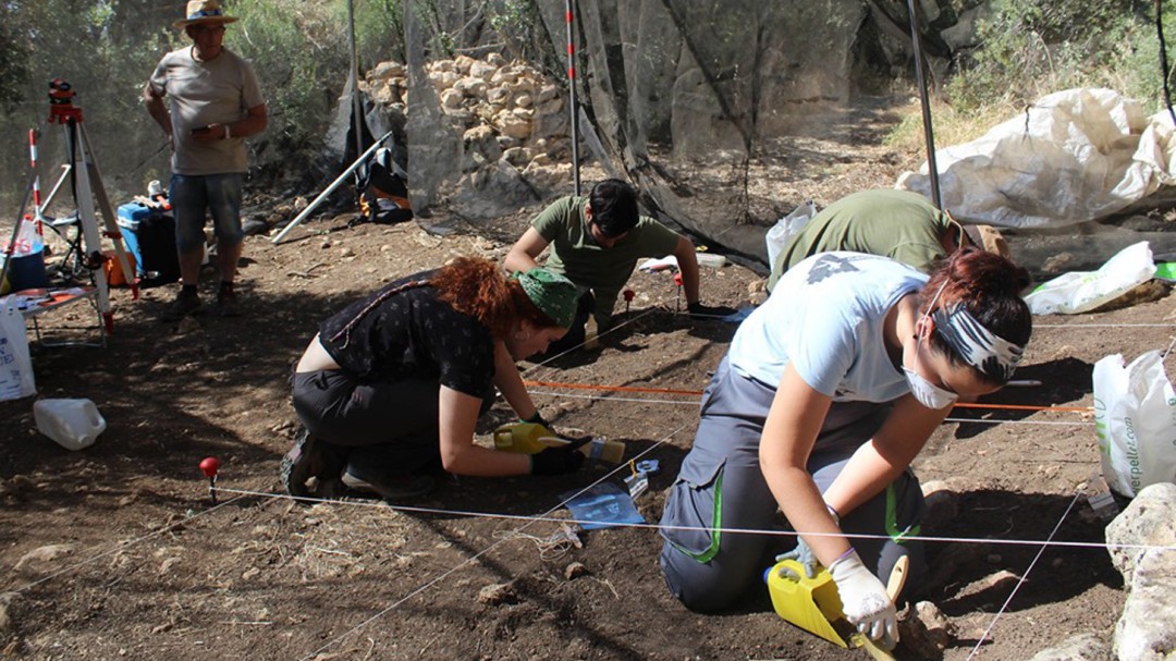 Tras los primeros sapiens del Paleolítico Superior en una excavación en Colomera