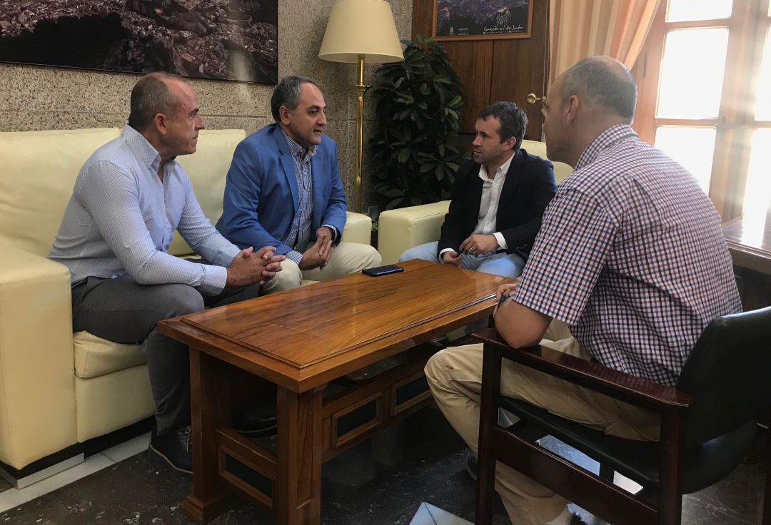 Imagen de la reunión entre el alcalde de Jaén, Julio Millán, y una delegación del Colegio de Ingenieros en Geomática y Topografía. Imagen de la reunión entre el alcalde de Jaén, Julio Millán, y una delegación del Colegio de Ingenieros en Geomática y Topografía.