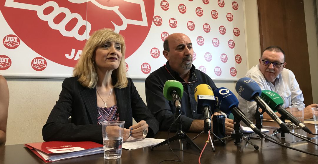 La secretaria regional de UGT Andalucía, Carmen Castilla, junto al máximo responsable del sindicato en Jaén, Manuel Salazar. La secretaria regional de UGT Andalucía, Carmen Castilla, junto al máximo responsable del sindicato en Jaén, Manuel Salazar.