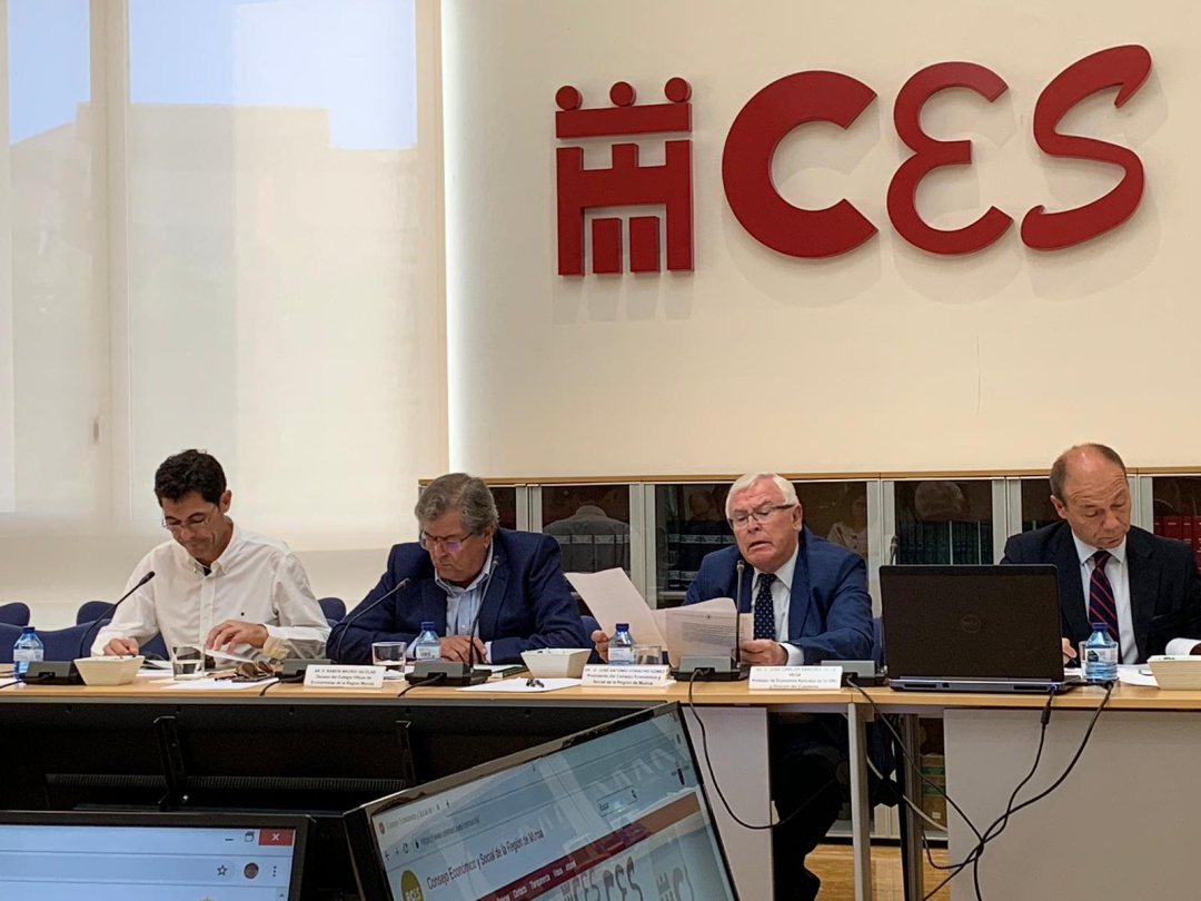 Ramón Madrid, decano del Colegio de Economistas de la Región, junto a José Antonio Cobacho, presidente del Consejo Económico y Social de la Región y el director del estudio, José Carlos Sánchez de la Vega Ramón Madrid, decano del Colegio de Economistas de la Región, junto a José Antonio Cobacho, presidente del Consejo Económico y Social de la Región y el director del estudio, José Carlos Sánchez de la Vega