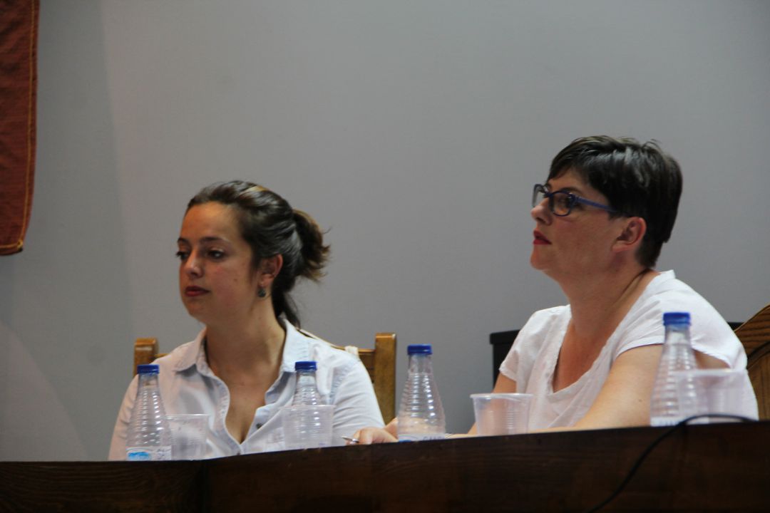 Maite Sánchez a la izquierda en una sesión plenaria del Ayuntamiento de Cuéllar Maite Sánchez a la izquierda en una sesión plenaria del Ayuntamiento de Cuéllar