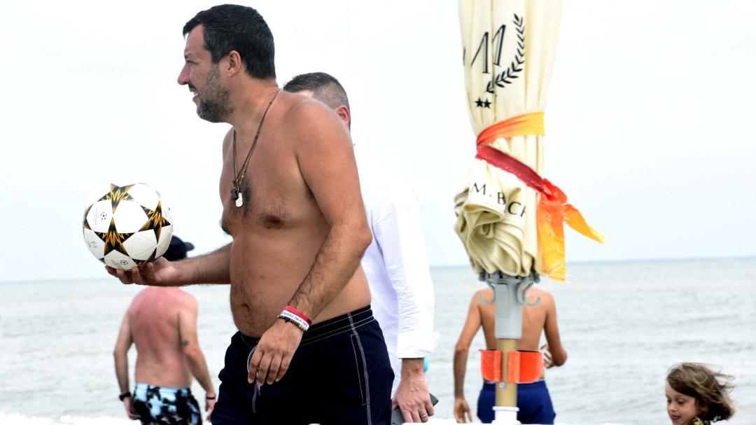 Críticas a Salvini por subir a su hijo a una moto de agua de la 'Polizia': "No es ministro, es influencer"