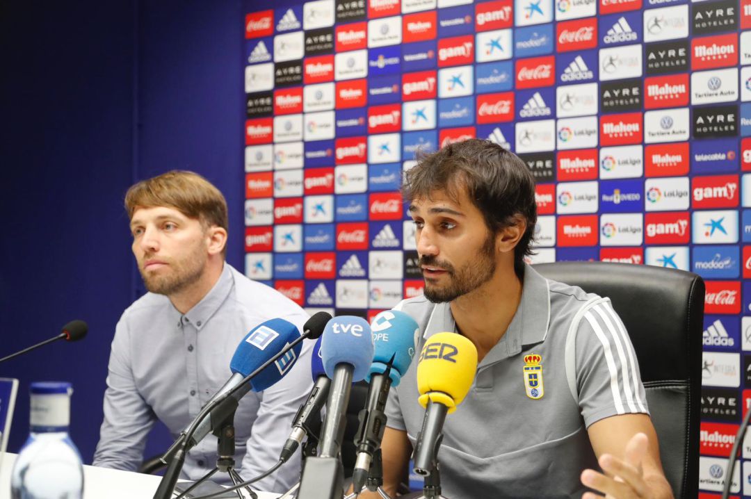 Arribas durante su presentación junto a Michu Arribas durante su presentación junto a Michu