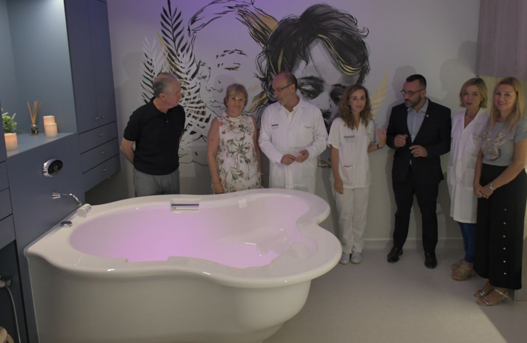 El alcalde de Vila-real, José Benlloch, junto a la consellera de Sanidad Universal y Salud Pública, Ana Barceló, en la visita inaugural a los nuevos paritorios del Hospital Universitario de la Plana El alcalde de Vila-real, José Benlloch, junto a la consellera de Sanidad Universal y Salud Pública, Ana Barceló, en la visita inaugural a los nuevos paritorios del Hospital Universitario de la Plana