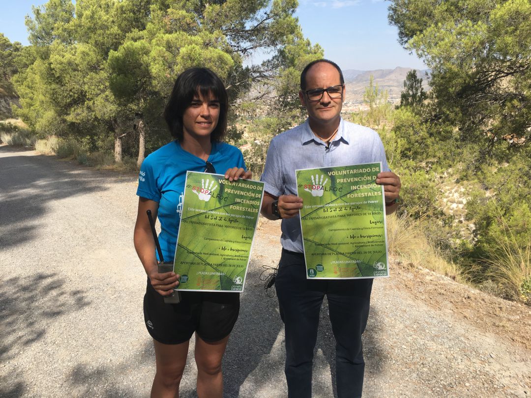 El concejal del área junto con la encargada del programa de voluntariado en los parajes de Petrer El concejal del área junto con la encargada del programa de voluntariado en los parajes de Petrer