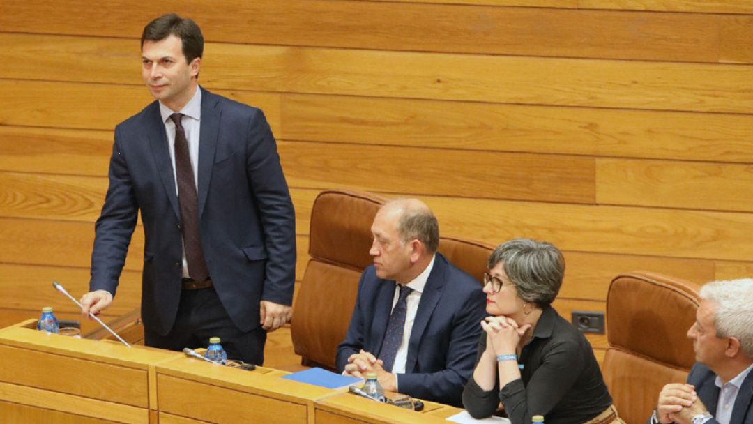 Caballero reta a Feijóo en su estreno en el Parlamento Caballero reta a Feijóo en su estreno en el Parlamento