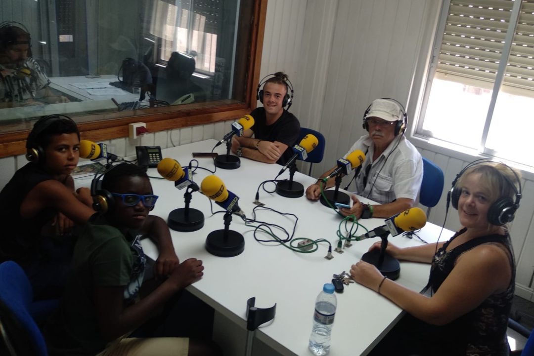 Miembros de la asociación junto a dos jóvenes saharauis. Miembros de la asociación junto a dos jóvenes saharauis.