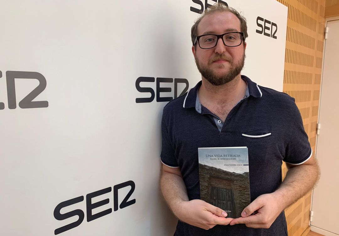 Antonio Fernández nos presenta su primer libro en el programa Hoy por hoy Antonio Fernández nos presenta su primer libro en el programa Hoy por hoy