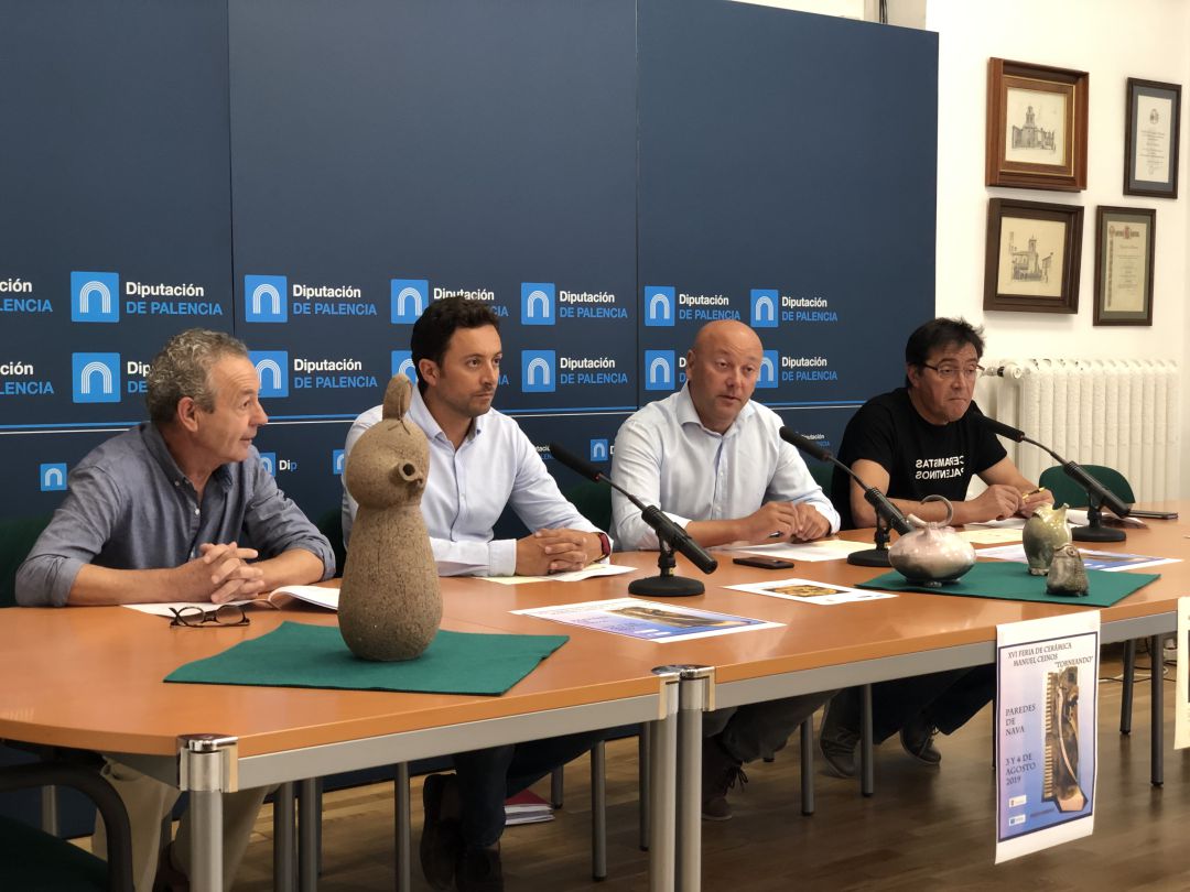 De izqda a dcha: Gerardo Pescador, ceramista; Antonio Gero, concejal de Cultura; Luis Calderón, alcalde de Paredes de Nava y Luciano Ceinos, coordinaro de la feria y ceramista De izqda a dcha: Gerardo Pescador, ceramista; Antonio Gero, concejal de Cultura; Luis Calderón, alcalde de Paredes de Nava y Luciano Ceinos, coordinaro de la feria y ceramista