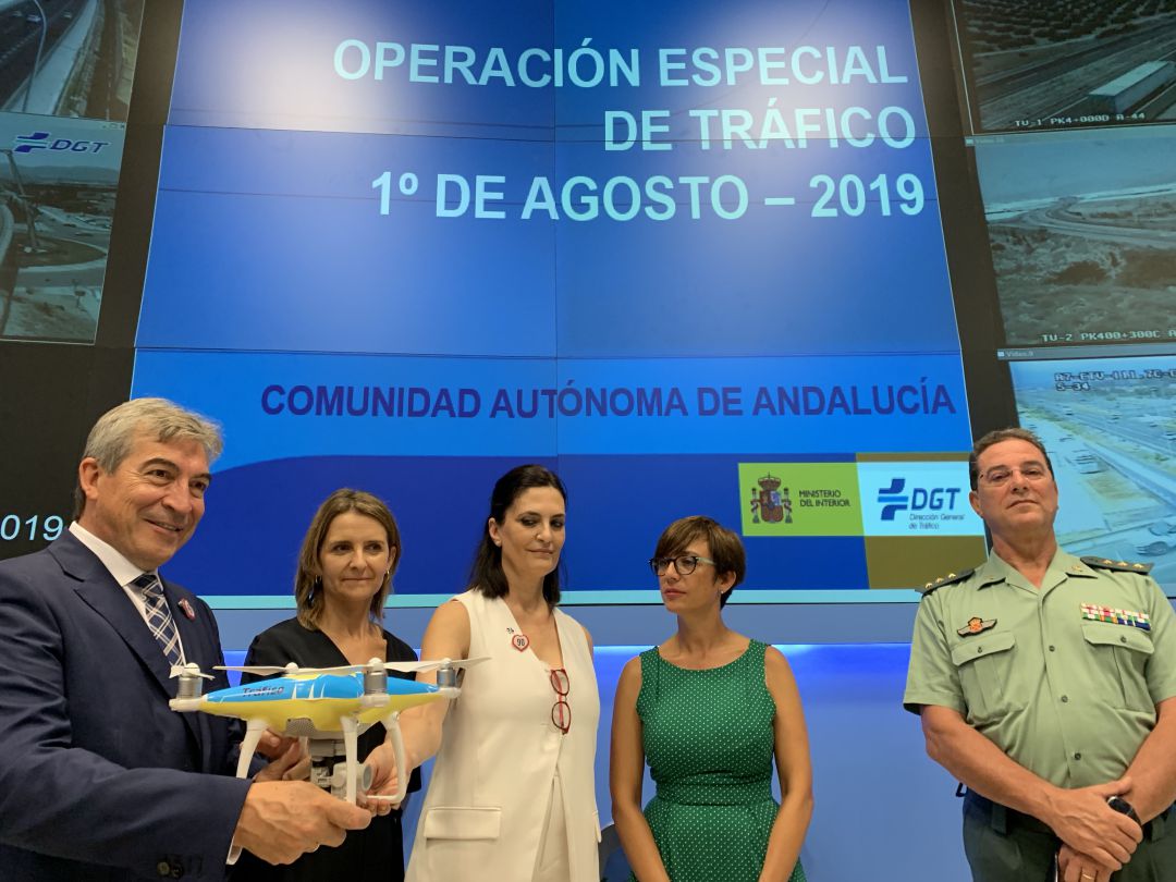 El Delegado del Gobierno en Andalucía en funciones, Lucrecio Fernández, con uno de los drones que comenzará a denunciar las infracciones en las carreteras de la provincia El Delegado del Gobierno en Andalucía en funciones, Lucrecio Fernández, con uno de los drones que comenzará a denunciar las infracciones en las carreteras de la provincia