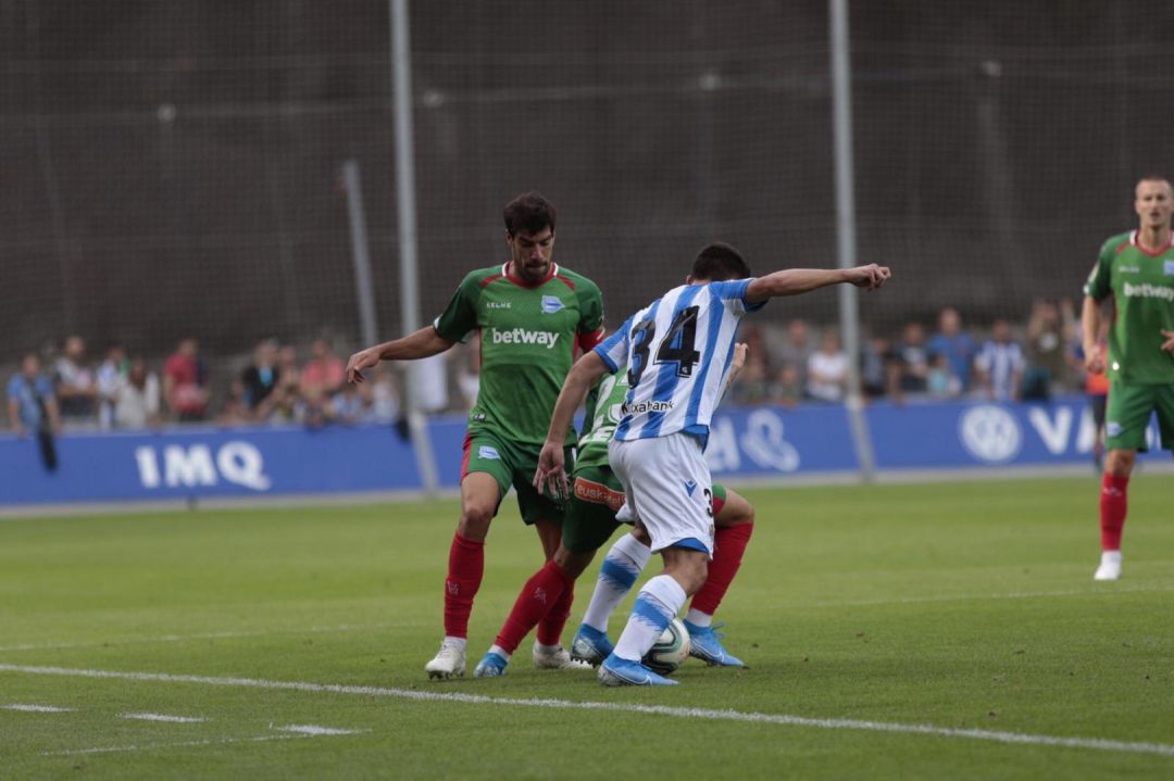 Manu García trata de llevarse el balón en Zubieta. Manu García trata de llevarse el balón en Zubieta.