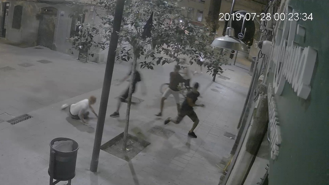 Cinco jóvenes agreden a un chico para robarle en plena calle en Barcelona