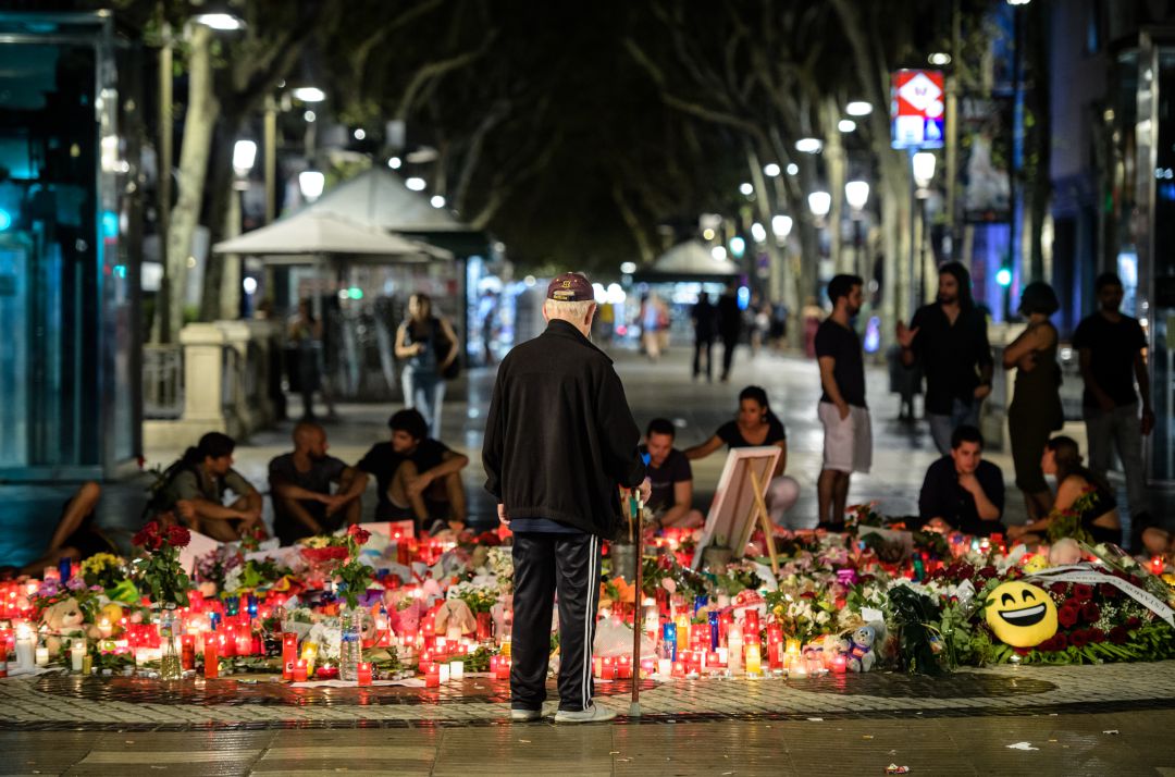 Imagen de archivo de las ofrendas florales que se realizaron, en los días posteriores, en el mosaico de Joan Miró de las Ramblas Imagen de archivo de las ofrendas florales que se realizaron, en los días posteriores, en el mosaico de Joan Miró de las Ramblas