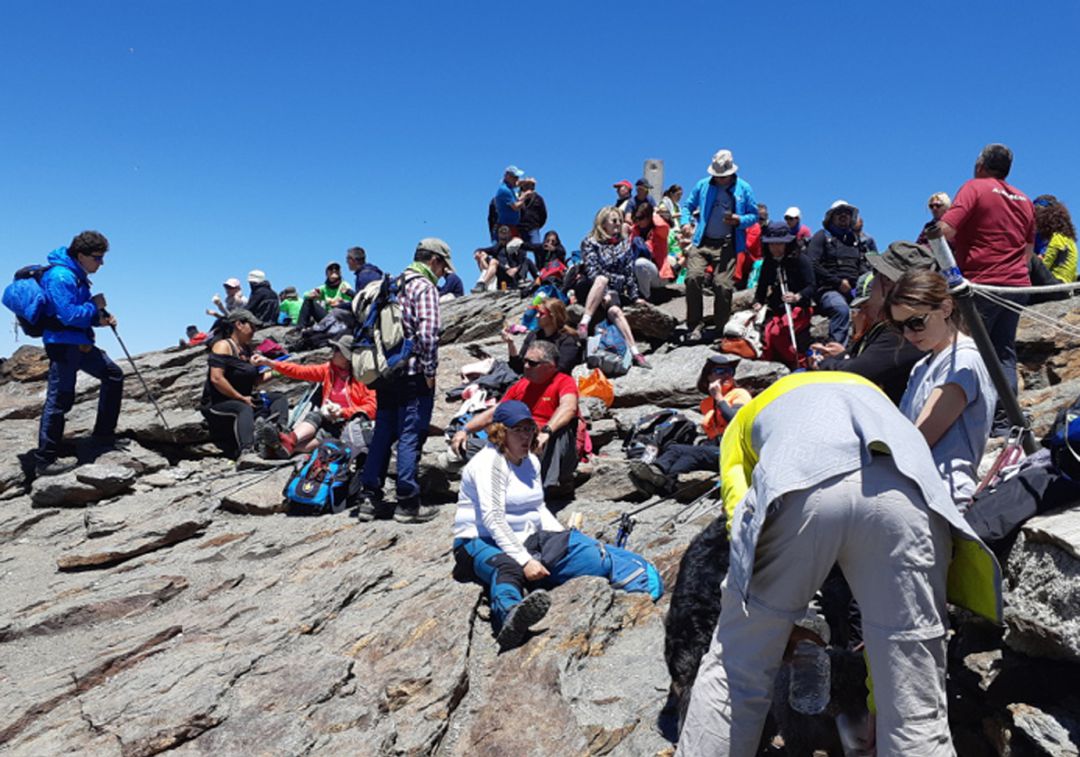 Excursionistas en la cumbre del pico Veleta, en el parque nacional de Sierra Nevada (Granada) Excursionistas en la cumbre del pico Veleta, en el parque nacional de Sierra Nevada (Granada)