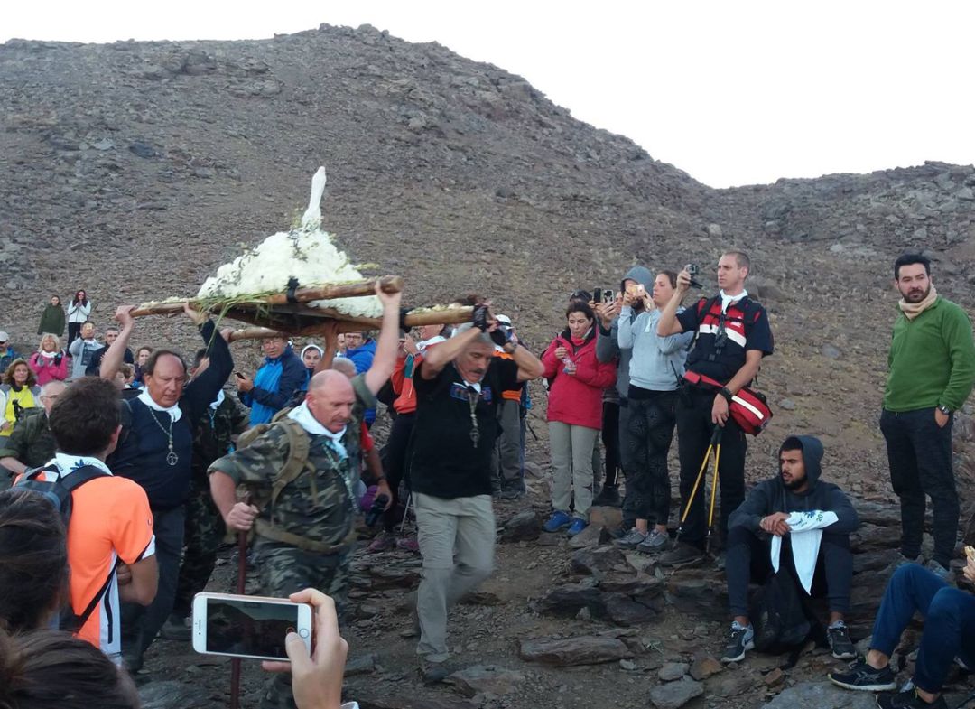 Romería de la Virgen de las Nieves desde Pradollano (estación de esquí de Sierra Nevada) hasta los Tajos de la Virgen Romería de la Virgen de las Nieves desde Pradollano (estación de esquí de Sierra Nevada) hasta los Tajos de la Virgen