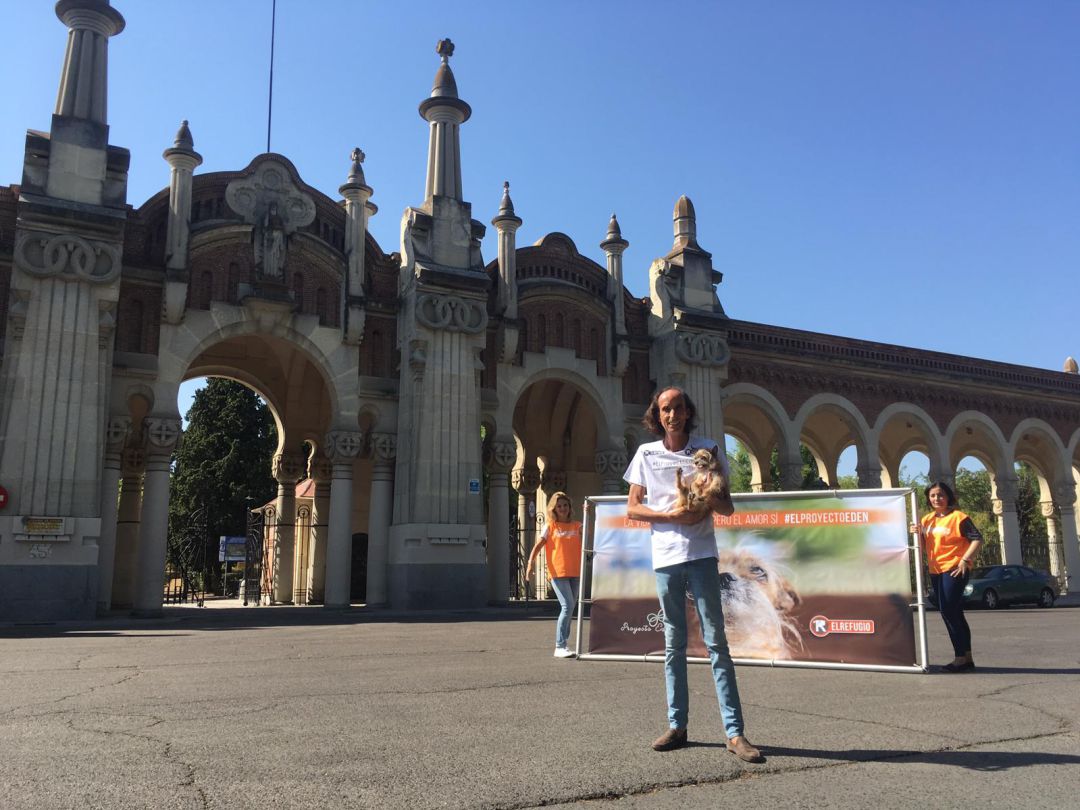 Nacho Paunero, presidente de la protectora El Refugio, sujeta a Zeus, ante el cementerio de La Almudena en la presentación del proyecto. Nacho Paunero, presidente de la protectora El Refugio, sujeta a Zeus, ante el cementerio de La Almudena en la presentación del proyecto.