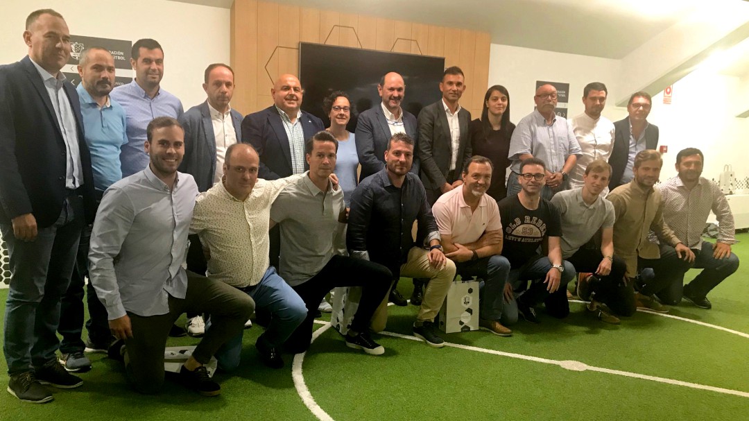 O presidente da RFGF da a benvida ao novo equipo directivo do comité de adestradores