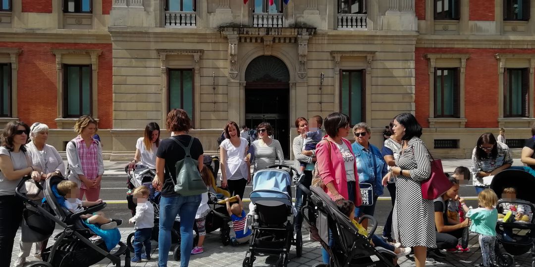 Grupo Independinte de Madres y Padres del IRPF en frente del Parlamento de Navarra en el día de la investidura Grupo Independinte de Madres y Padres del IRPF en frente del Parlamento de Navarra en el día de la investidura