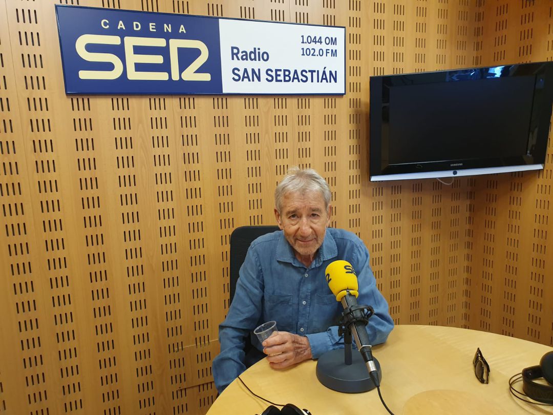 José Sacristán en los estudios de Radio San Sebastián. José Sacristán en los estudios de Radio San Sebastián.