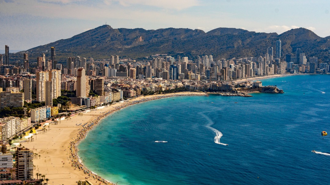 La primera mitad del año se cierra con más turistas y más gasto en la Comunitat Valenciana