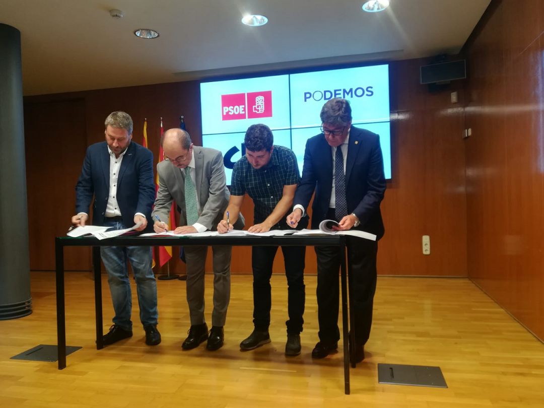 Firma del acuerdo de gobernabilidad entre PSOE, Podemos, CHA y PAR Firma del acuerdo de gobernabilidad entre PSOE, Podemos, CHA y PAR
