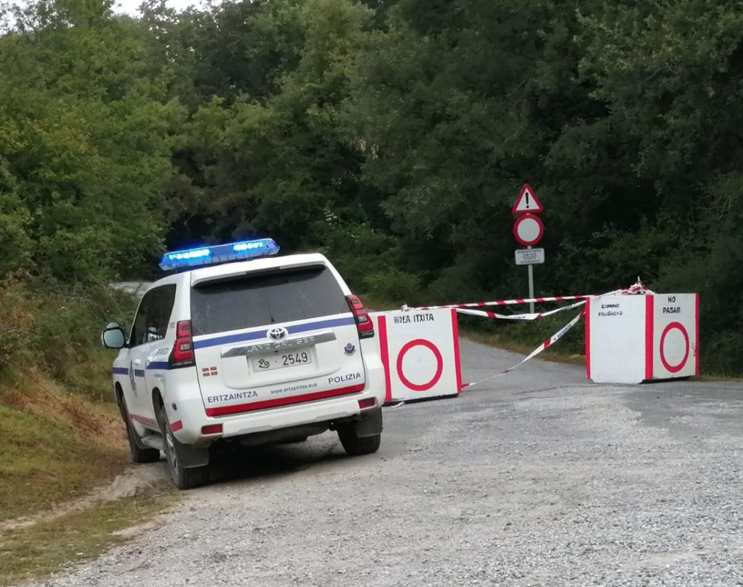 La carretera de Zumarraundi de Zalduendo a Urbia controlada por la ertzantza La carretera de Zumarraundi de Zalduendo a Urbia controlada por la ertzantza