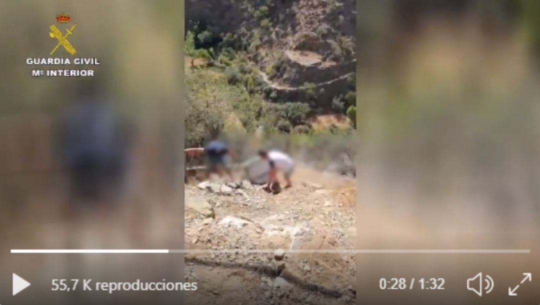 Captura del vídeo en el suben el frigorífico por el barranco que lo habían arrojado. Captura del vídeo en el suben el frigorífico por el barranco que lo habían arrojado.