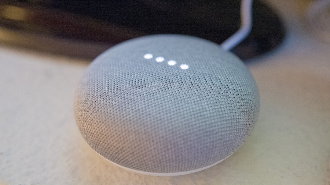 Apple y Google anuncian que dejarán de escuchar (por ahora) las conversaciones privadas de terceros